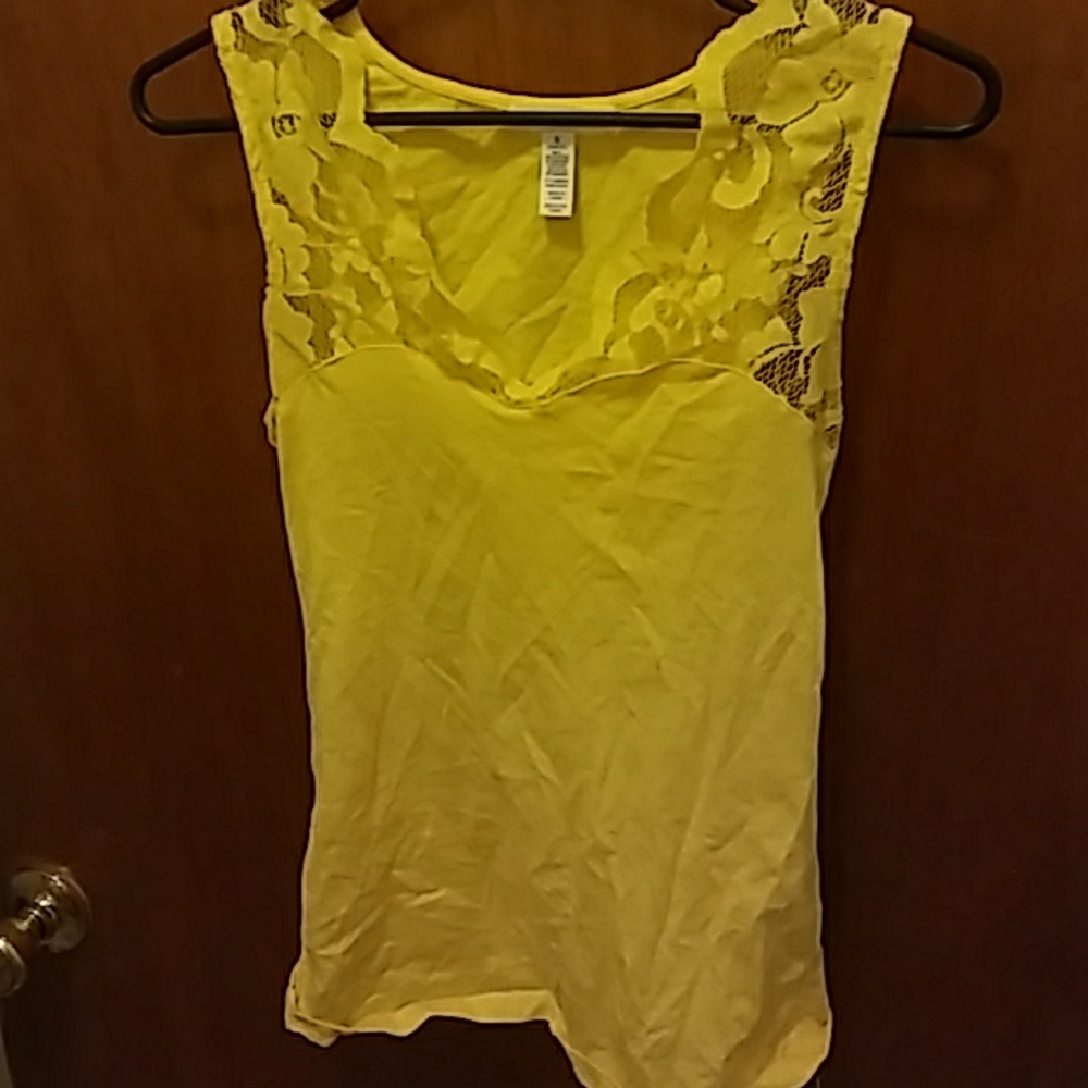 Yellow lace shirt 👚 💛💛